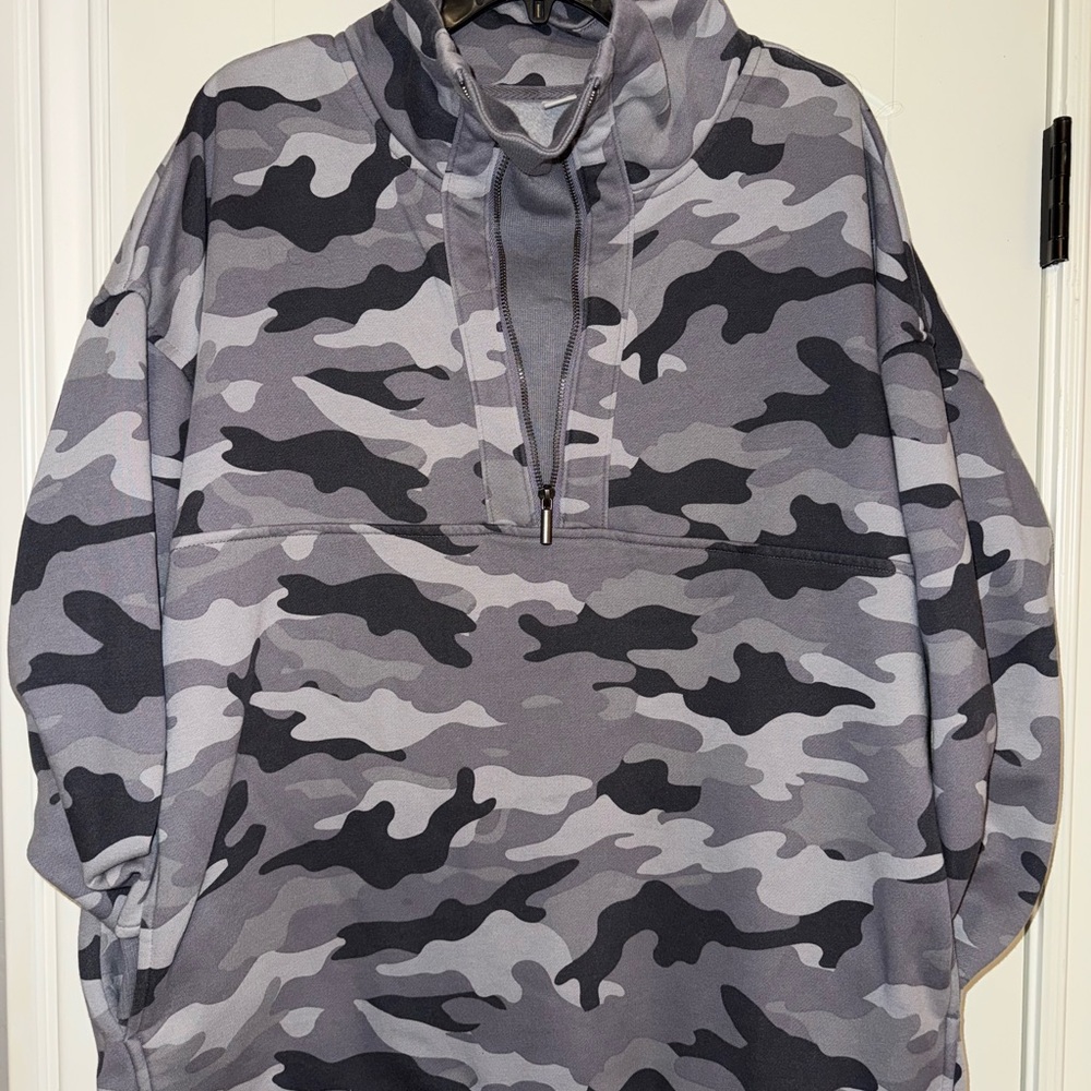 Camouflage Women’s Old Navy Half-Zip Hoodie sz Large